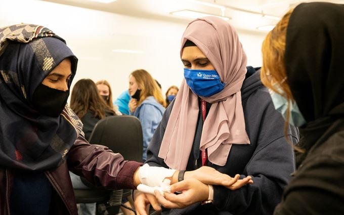 FirstAidTraining_Teaching_Adults_Indoor FirstAidTraining_Teaching_Adults_Indoor